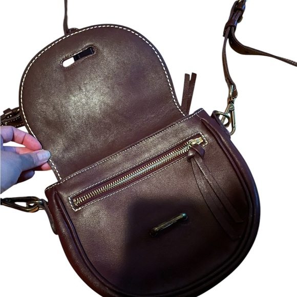 Roots Elegant Black Leather Crossbody Bag - Picture 5 of 5